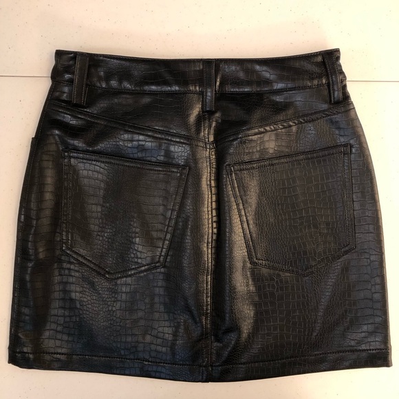 NWOT Favorite Daughter The Shay Black Embossed Faux Leather Mini Skirt Size 25 - Picture 2 of 10